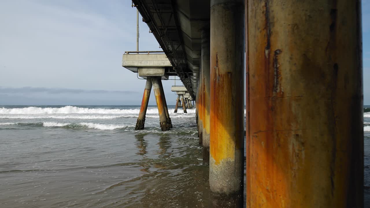 부두 해안에 부서지는 베니스 부두 파도