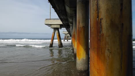 Olas-Del-Muelle-De-Venecia-Rompiendo-En-La-Orilla-Del-Muelle