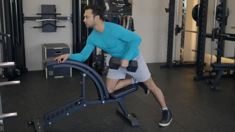 Un-Entrenamiento-Con-Mancuernas-Con-Un-Solo-Brazo-Inclinado-Para-Los-Músculos-De-La-Espalda.