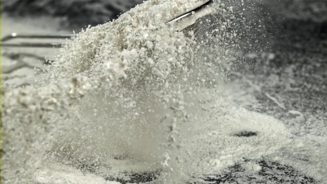 Close-up Tepung Terigu Putih yang Diayak Melalui Saringan Logam