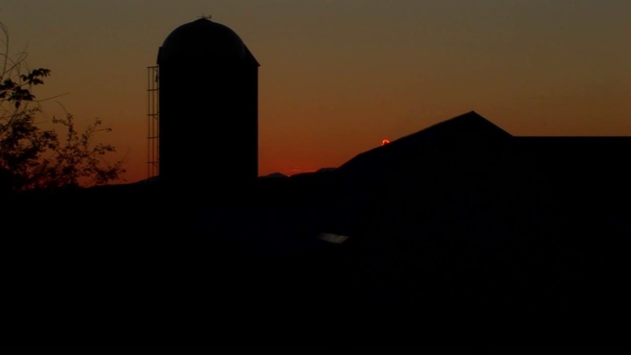 Un bellissimo time lapse su un fienile in campagna