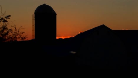 Un-Hermoso-Lapso-De-Tiempo-Sobre-Un-Granero-En-El-Campo