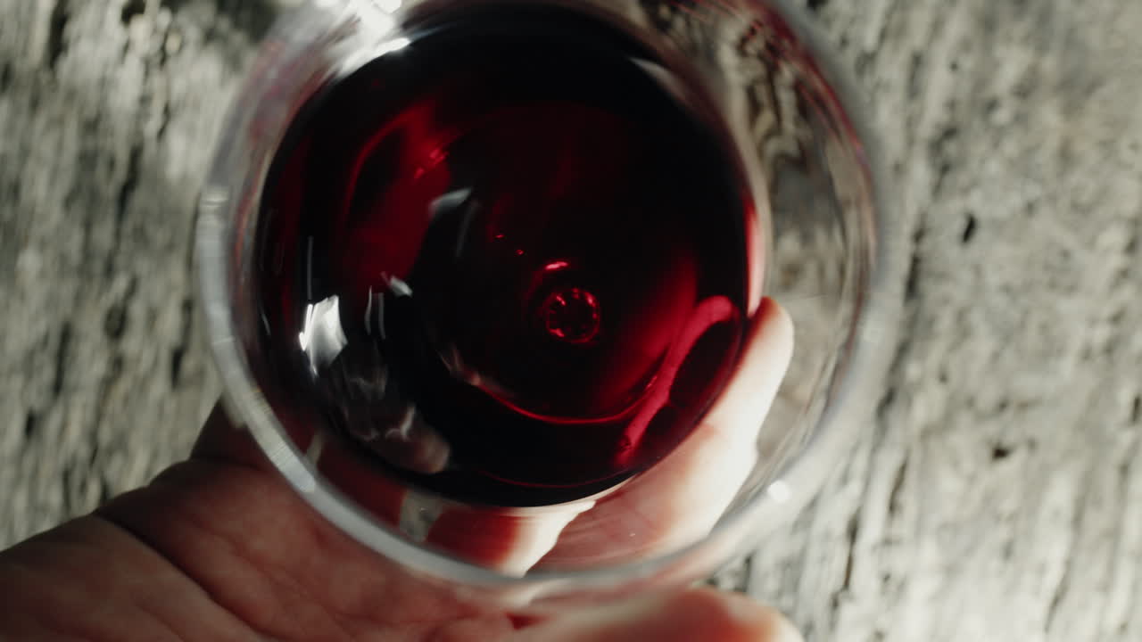 vino rojo durante la cena de san valentín