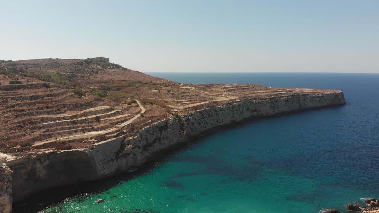 Video aereo con drone dalla Malta occidentale, zona di Mgarr, baia di Fomm ir-Rih