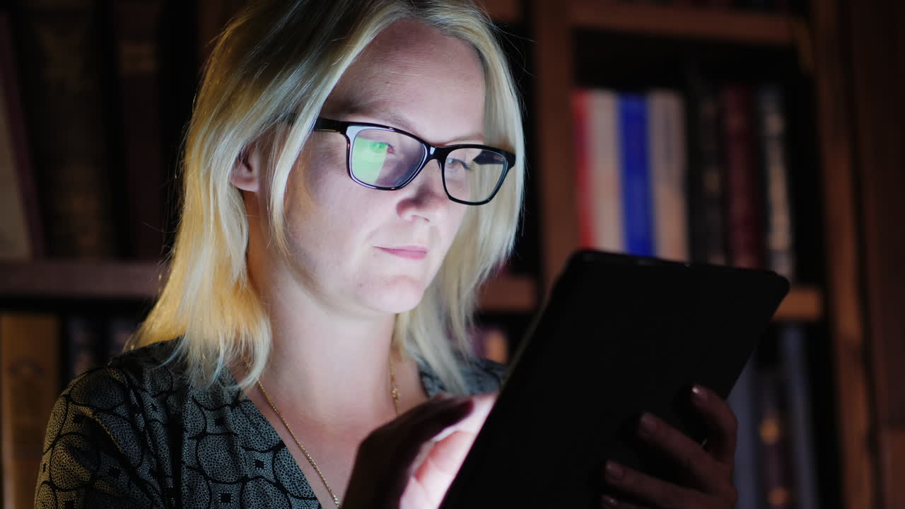mujer trabajando en una tableta a altas horas de la noche