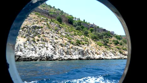 las paredes en la orilla rocosa
