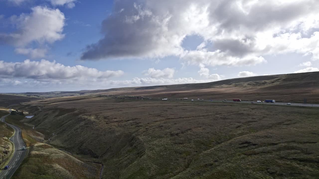 imágenes aéreas de la autopista m62 en su cumbre, la autopista más alta de inglaterra