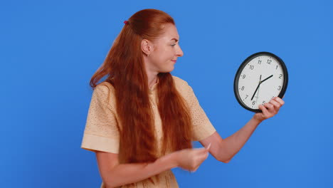 mujer adulta con ansiedad comprobando la hora en el reloj, llegando tarde al trabajo, retrasándose, plazo