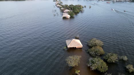 vista aérea sobre los edificios inundados cerca de la isla del amor durante la temporada de lluvias en el estado de pará, brasil