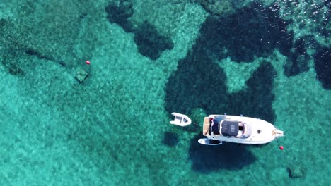 Yachtboot-Vor-Anker-In-Der-Blauen-Lagune-Der-Insel-Veliki-Budikovac,-Schwimmend-Auf-Türkisfarbenem,-Klarem-Wasser,-Kroatien