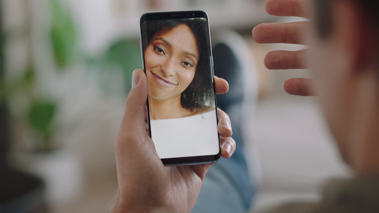 joven chateando por video usando un teléfono inteligente chateando con su novia en la pantalla disfrutando de la conversación compartiendo estilo de vida en el teléfono móvil relación a larga distancia orientación vertical 4k