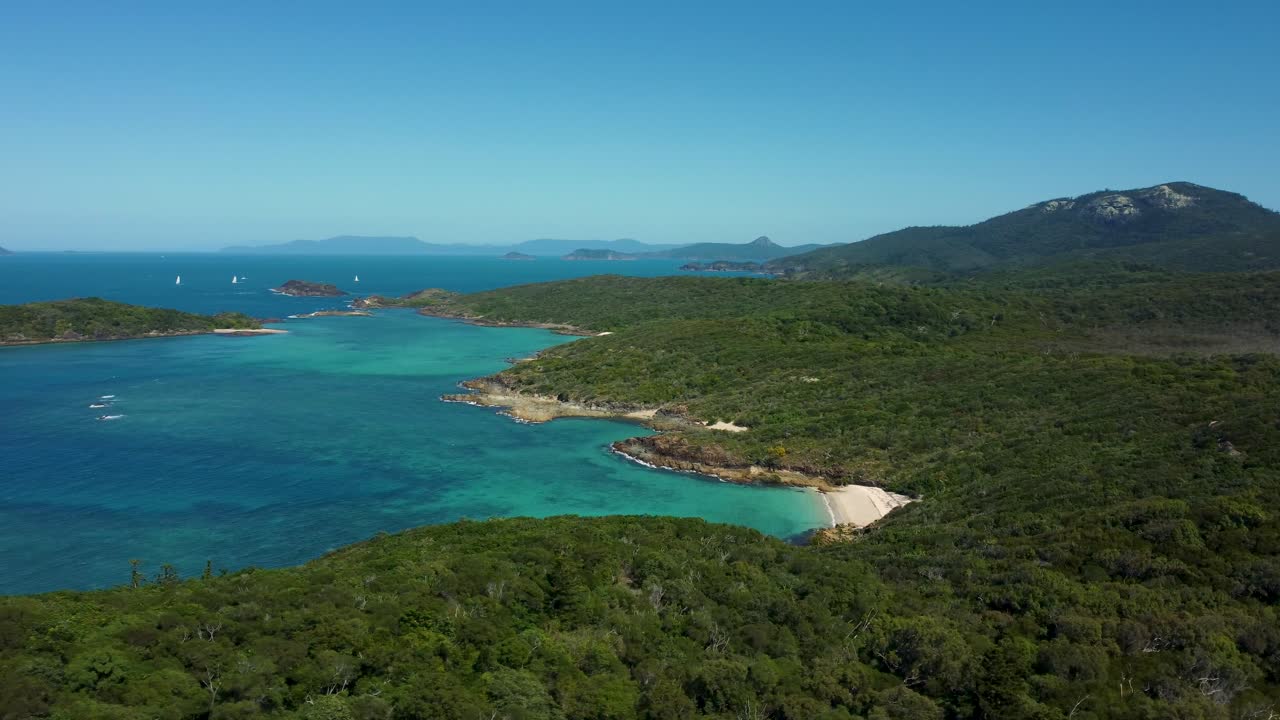 Whitsunday Islands National Park on perfect sunny day, tropical paradise in Australia