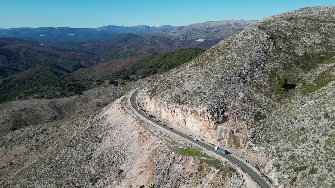 coches que conducen la ruta panorámica de marbella a ronda en andalucía, españa - aérea