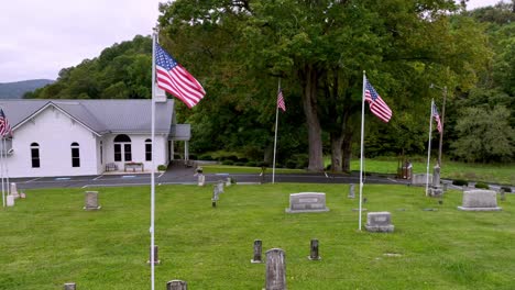 Amerikanische-Flaggen-Wehen-Vor-Der-Baptistenkirche-Von-Zionville-In-Zionville,-North-Carolina,-In-Der-Nähe-Von-Boone,-North-Carolina,-North-Carolina