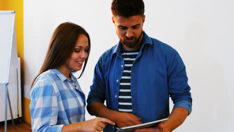 ejecutivos de negocios discutiendo sobre una tableta digital