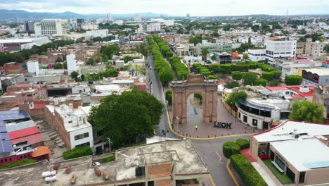 Aerial-overview-of-tourist-attraction,-Triumphal-Arch-Monument,-Leon,-Guanajuato,-Mexico