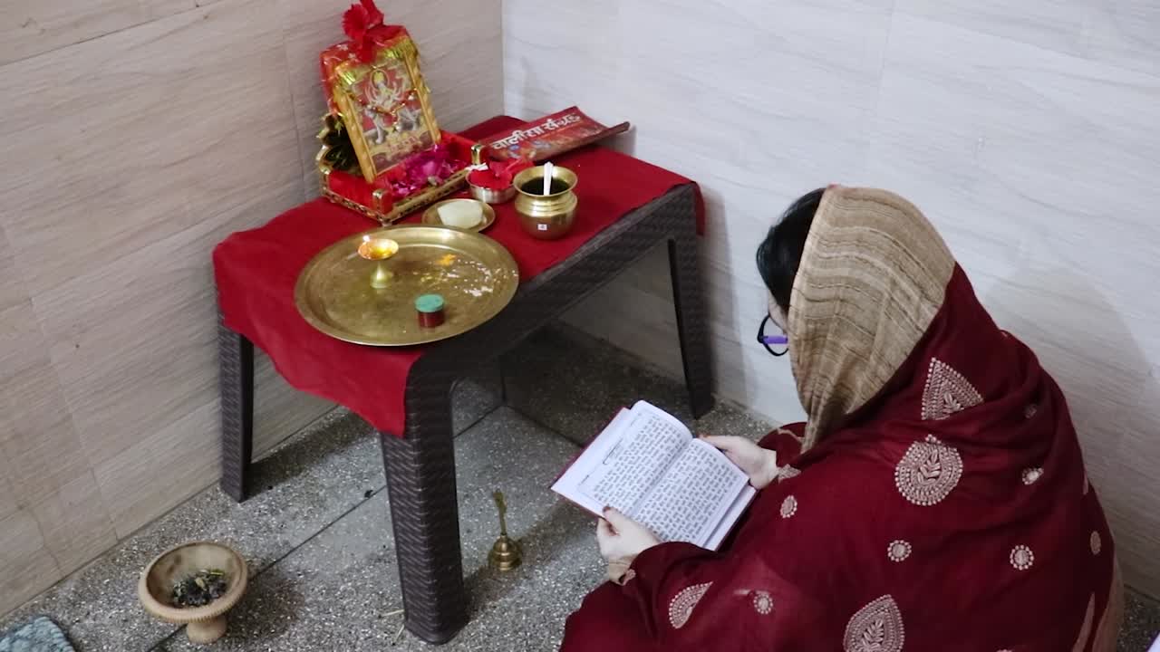 donne indiane che cantano mantra sacri a casa per il benessere spirituale da diverse angolazioni in occasione di durga puja in india