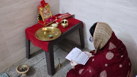 Mujeres-Indias-Cantando-Mantras-Sagrados-En-Casa-Para-El-Bienestar-Espiritual-Desde-Diferentes-ángulos-Con-Motivo-De-Durga-Puja-En-India