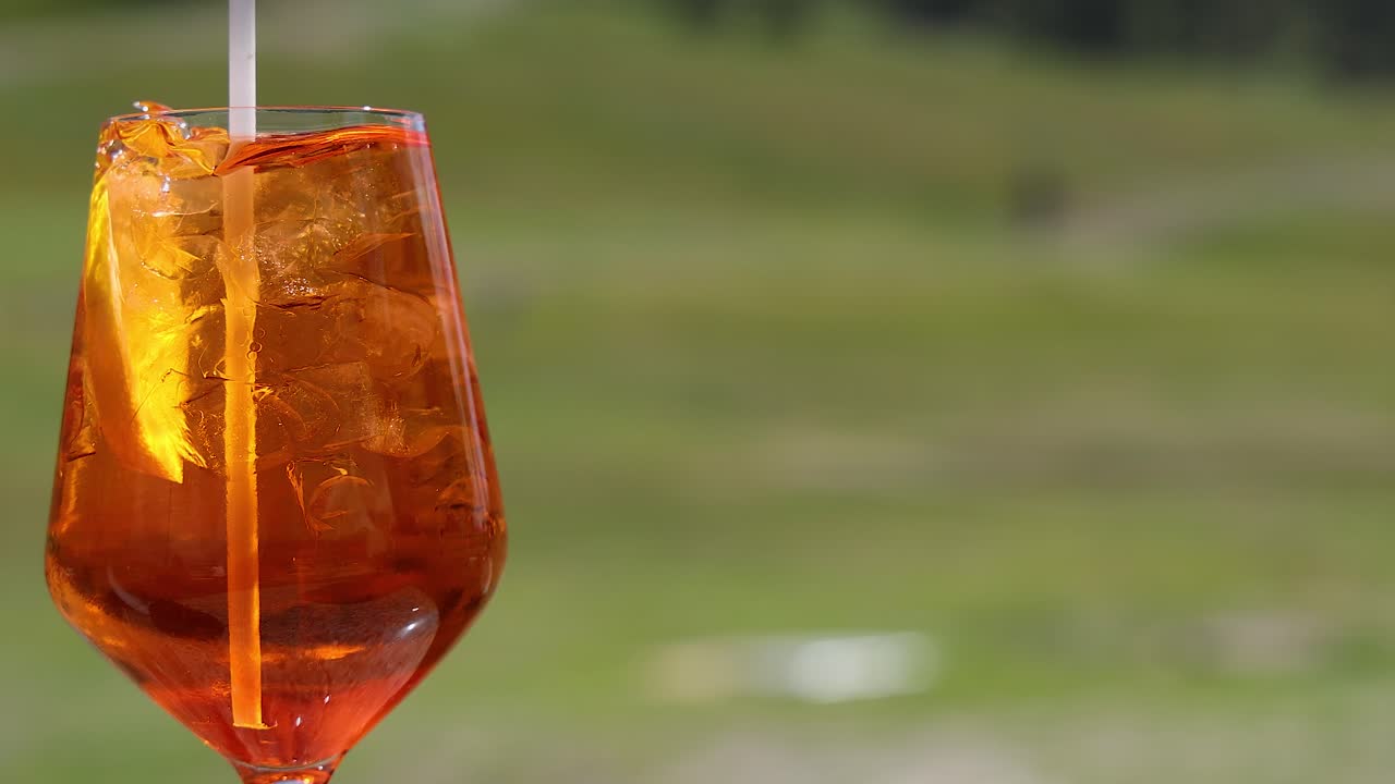 유리잔에 얼음과 함께 레몬 음료