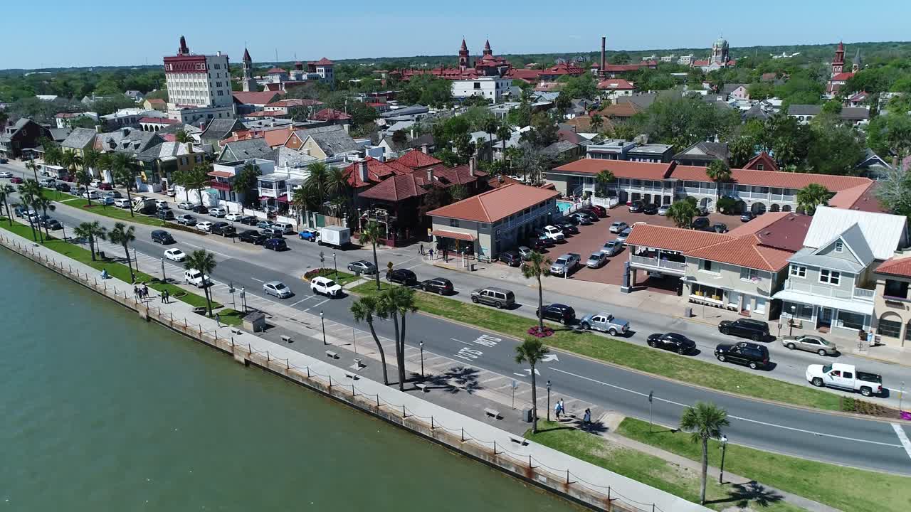 Via principale lungo il fiume a St. Augustine.