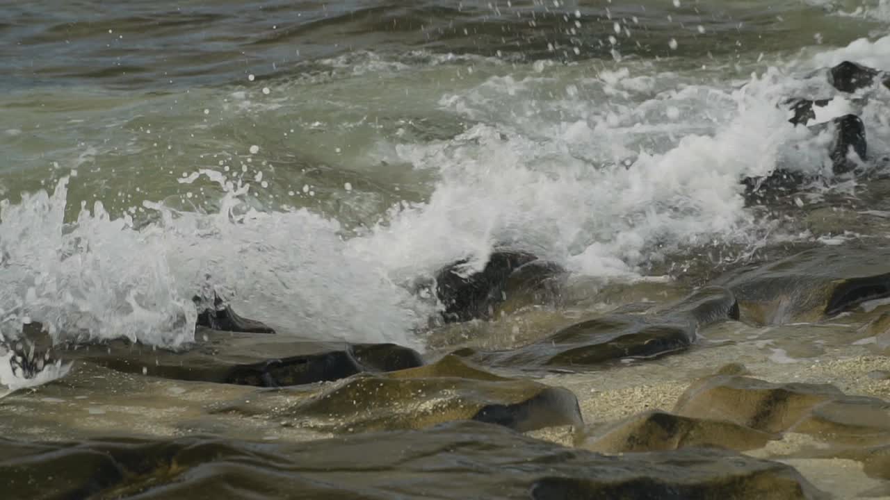 바위가 많은 해안선에 부딪히는 파도, 슬로우 모션