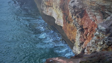 Schöne-Felsige-Berge-Im-Meer