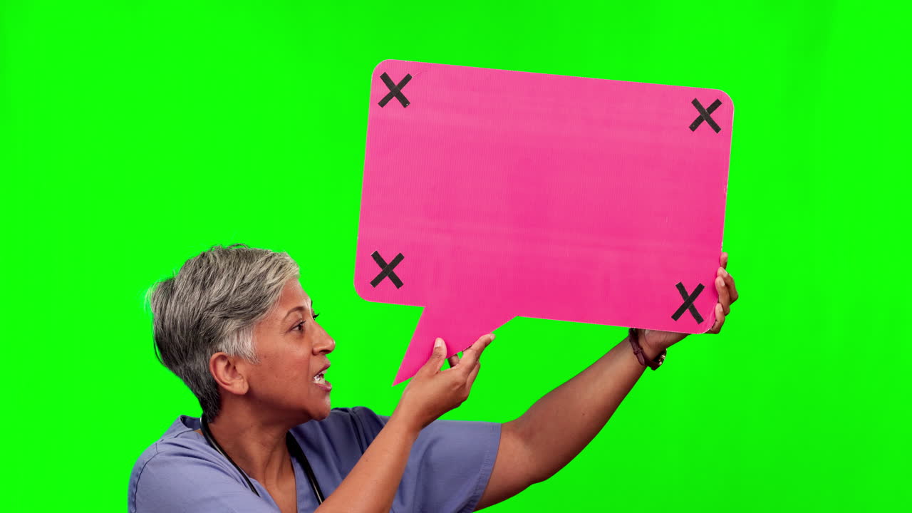 pantalla verde, mujer mayor hablando