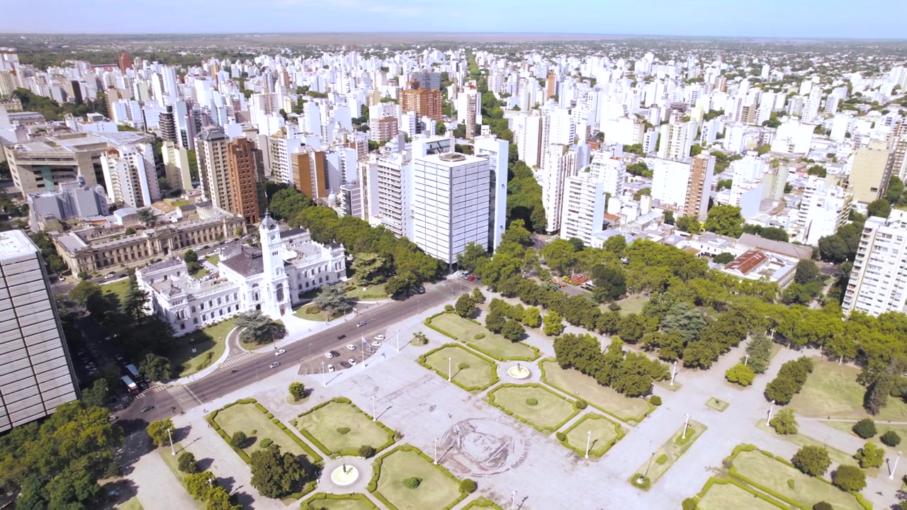 Vista aérea 4K de drone da Plaza Moreno em La Plata, Buenos Aires, Argentina. Praça central histórica cercada pela Catedral, edifícios governamentais, espaços verdes e o coração urbano da cidade.