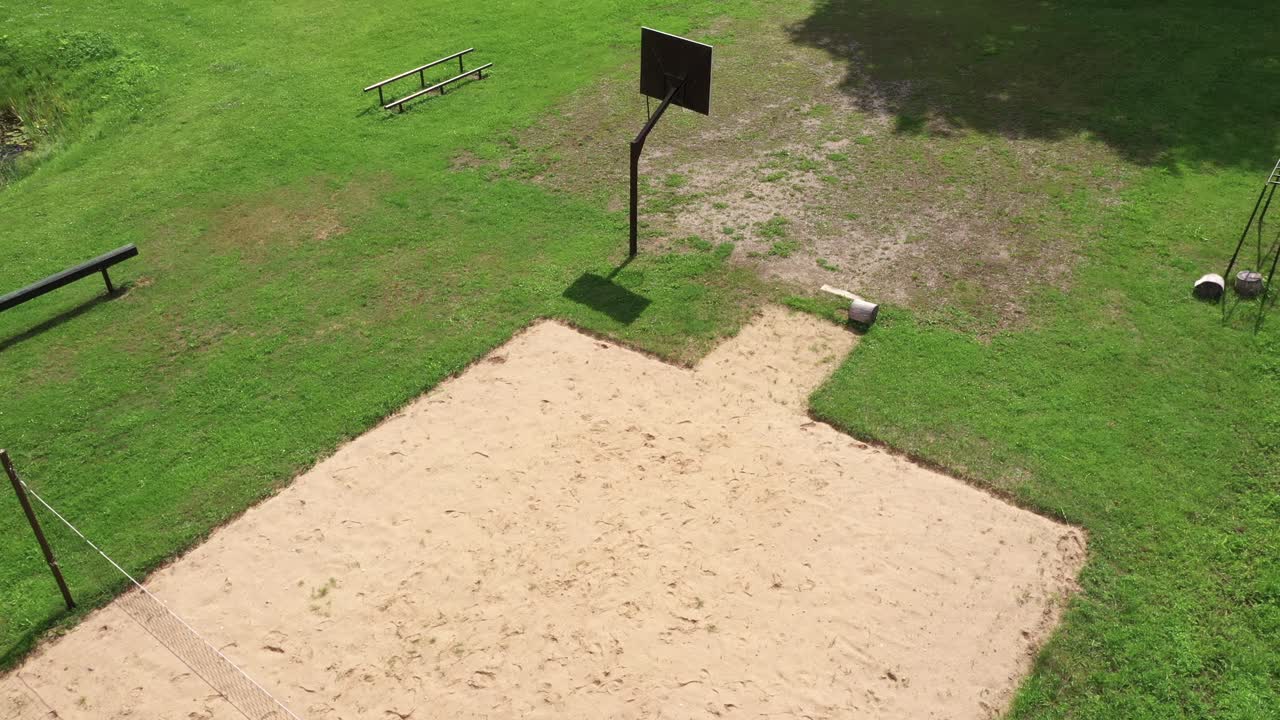 Campo da basket e pallavolo rurale vuoto, vista aerea.