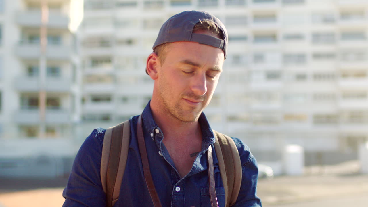 젊은 재능 있는 남성 사진작가 가 사진 을 찍고 있다