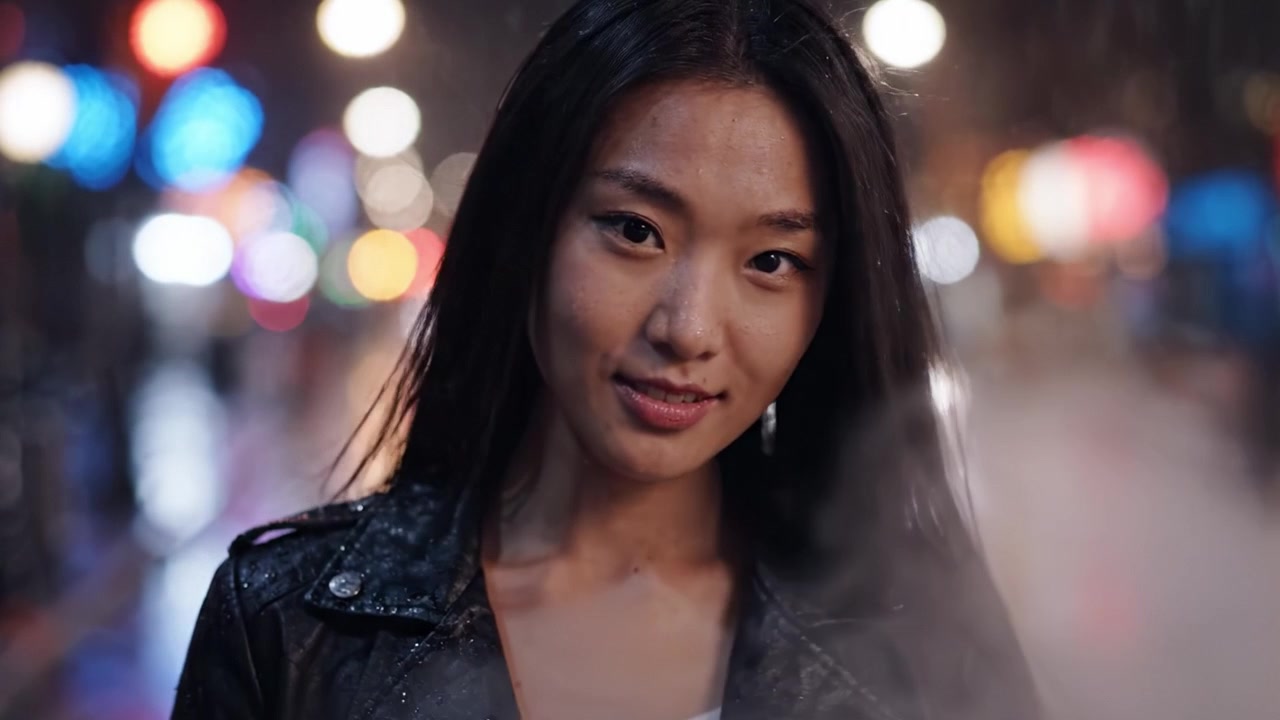 Transformación cautivadora: Un viaje de perfil a retrato de una joven en la noche urbana lluviosa, mostrando belleza misteriosa y reflejos de luz