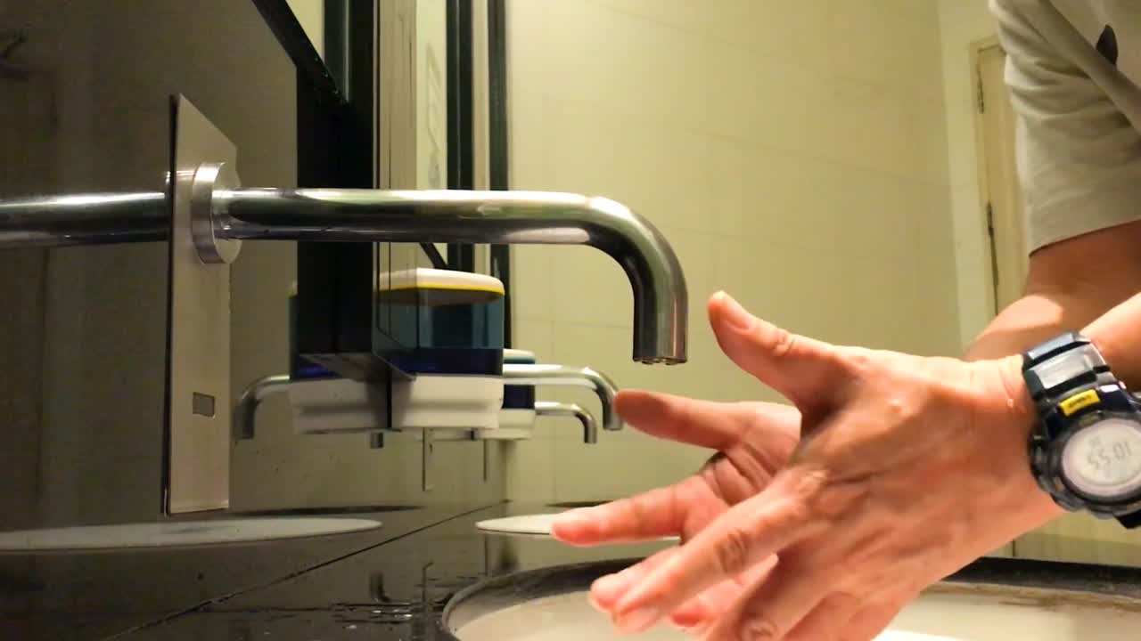 Rubinetto automatico sul lavabo del bagno