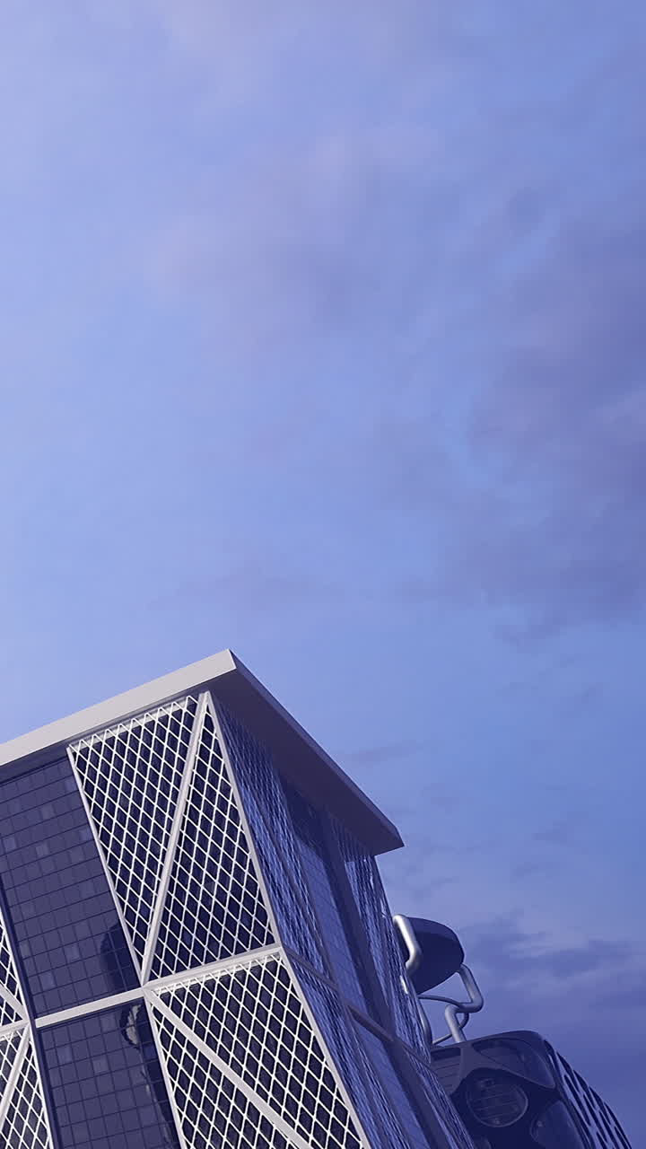 Edifício com superfície refletiva sob céu nublado ao anoitecer em área urbana.