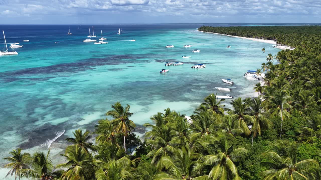 Isola di Saona a Punta Cana, La Altagracia, Repubblica Dominicana. Paesaggio sulla spiaggia. Sfumature blu ad acquerello. Destinazione turistica. Isola di Saona a Punta Cana, Repubblica Dominicana. Spiaggia di sabbia bianca naturale