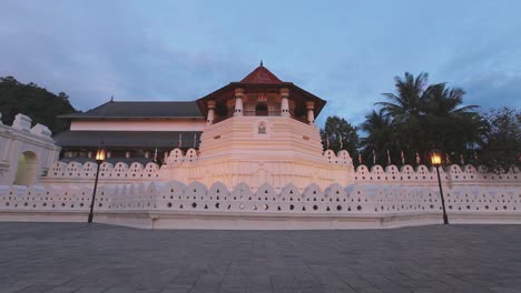 Templo-Pacífico-De-La-India-Al-Atardecer-Plano-General