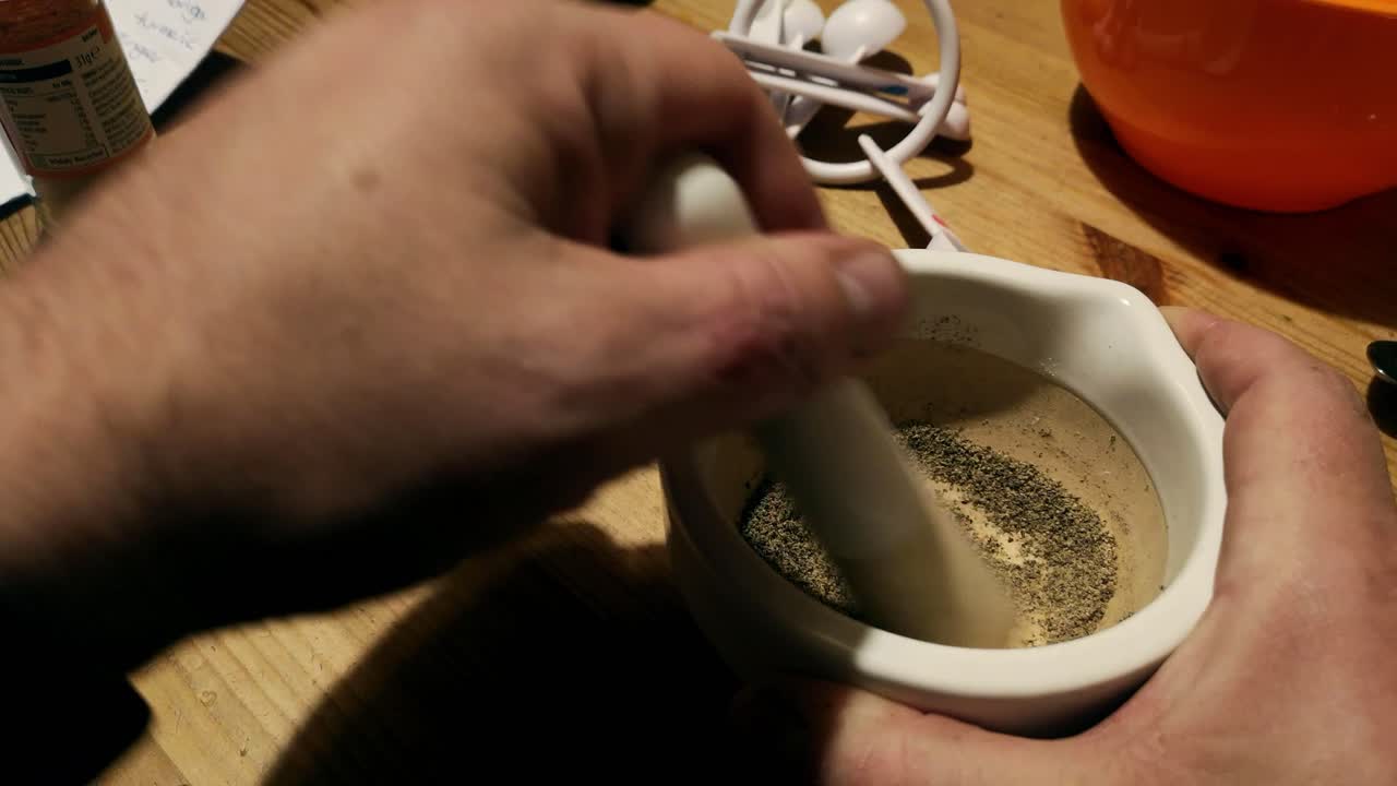 모링가 분쇄 및 생강 가루 혼합 박격포와 유봉을 사용한 약초 보조제