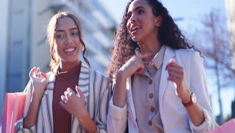 mujer feliz, amigos y hablando con la bolsa de compras