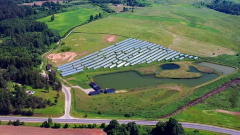 Vista-Aérea-De-La-Planta-De-Energía-Solar-Cerca-De-Trakai,-Lituania---Disparo-De-Drones