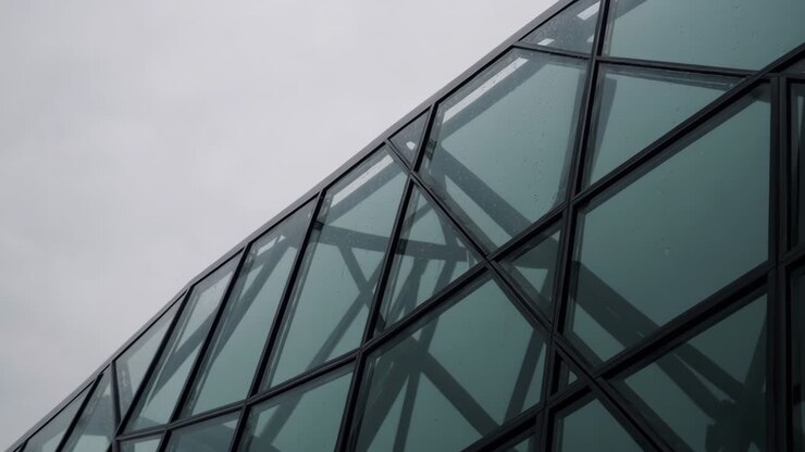 Facciata di edificio moderno con pioggia