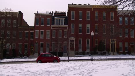 hileras de casas bordean las calles de baltimore, maryland, en la nieve