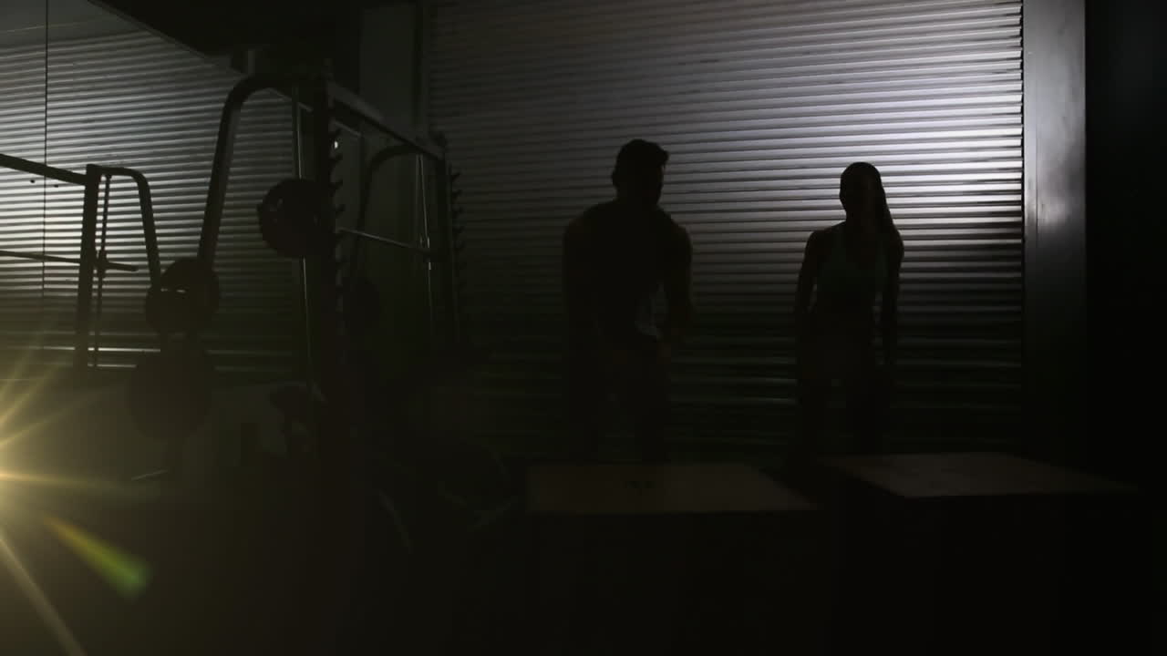 앞면 에 노란색 빛 이  ⁇ 박이는 체육관 에서 함께 운동 하는 남자 와 여자 의 애니메이션