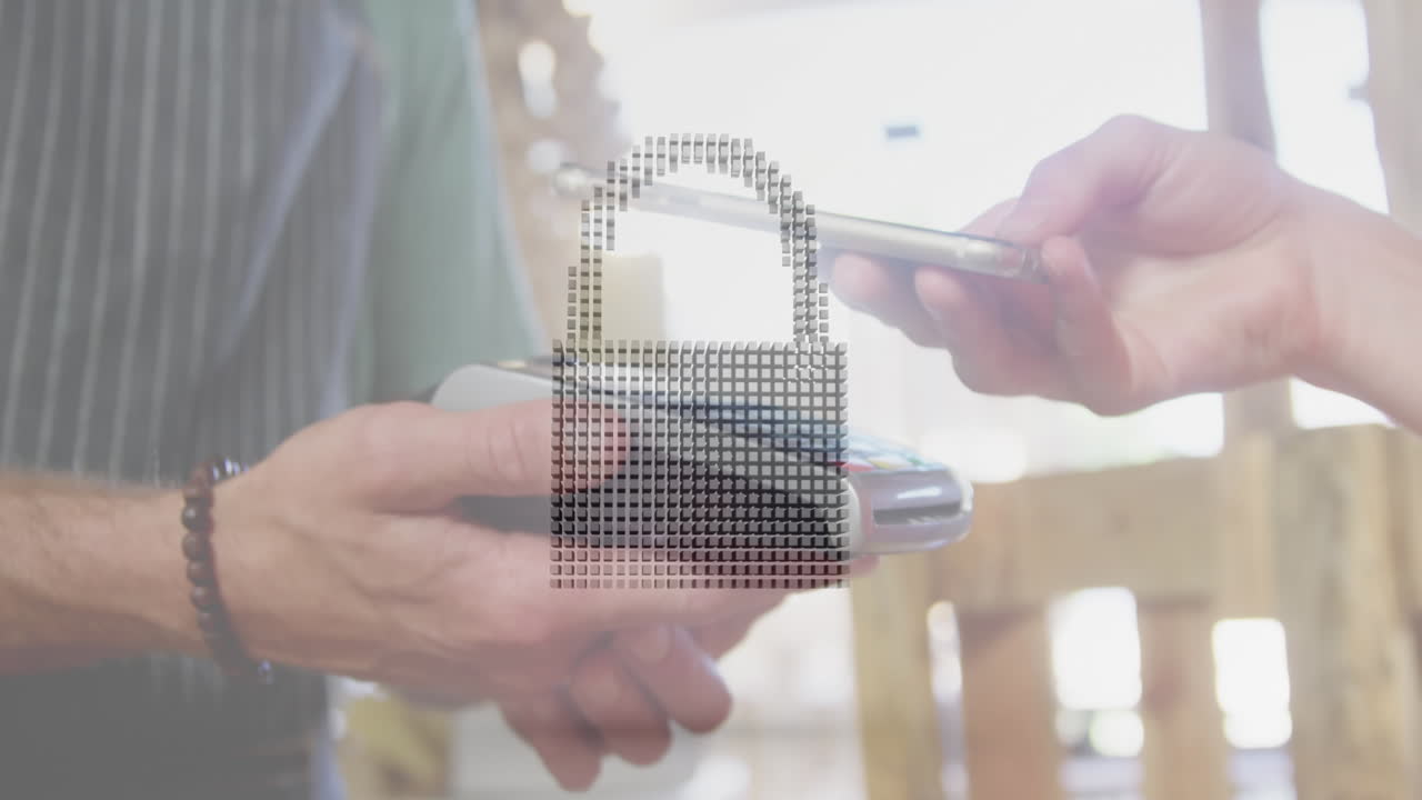 animación del candado de seguridad de la red sobre las personas que utilizan el terminal de pago