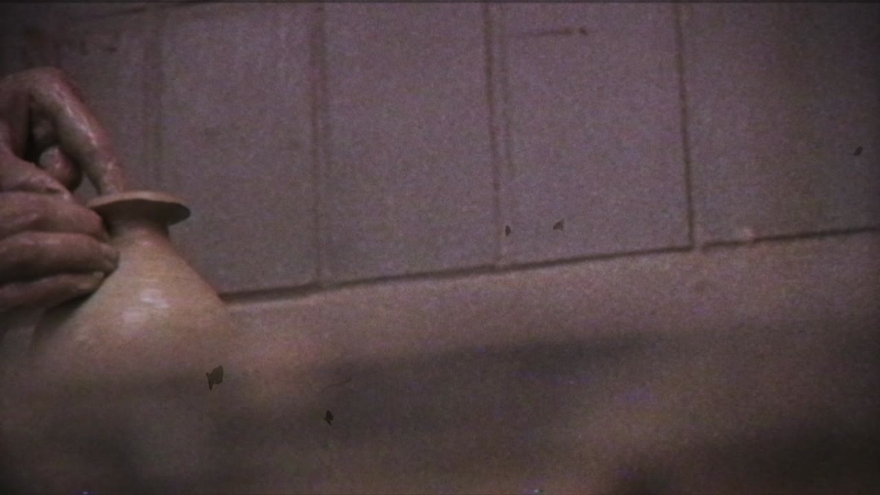 el alfarero hace una jarra de arcilla. efecto vintage. un hombre hace un jarrón en la rueda de un alfarero