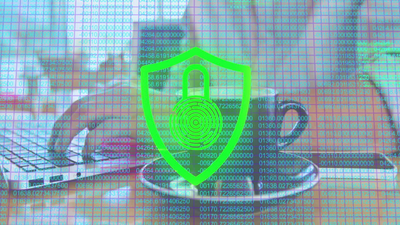 animación de candado, lenguaje informático, números, sección media de un hombre caucásico trabajando en una computadora portátil