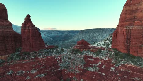 Desert-Town-Surrounded-By-Red-Rock-Buttes-In-Sedona,-Arizona---aerial-shot