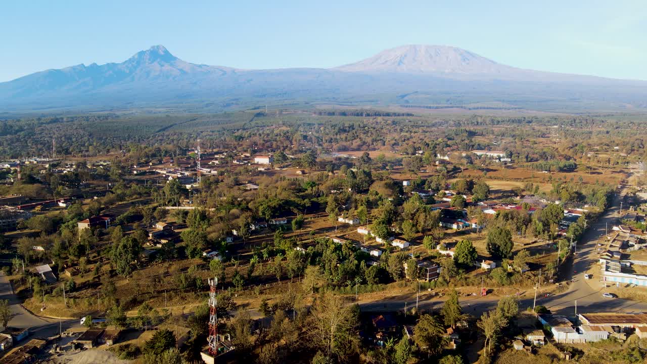 amanecer paisaje de kenya con una aldea, kilimanjaro y parque nacional de amboseli - seguimiento, vista aérea de avión no tripulado