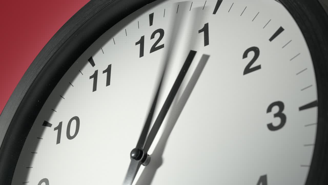 reloj en borgoña cereza roja pared en el lapso de tiempo