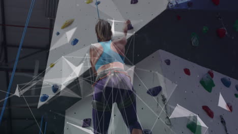 animación de procesamiento de datos sobre la pared de escalada de la mujer caucásica