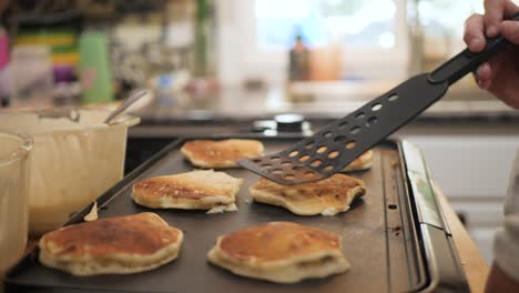 Frau-Dreht-Pfannkuchen-Zum-Frühstück-In-Zeitlupe-Um