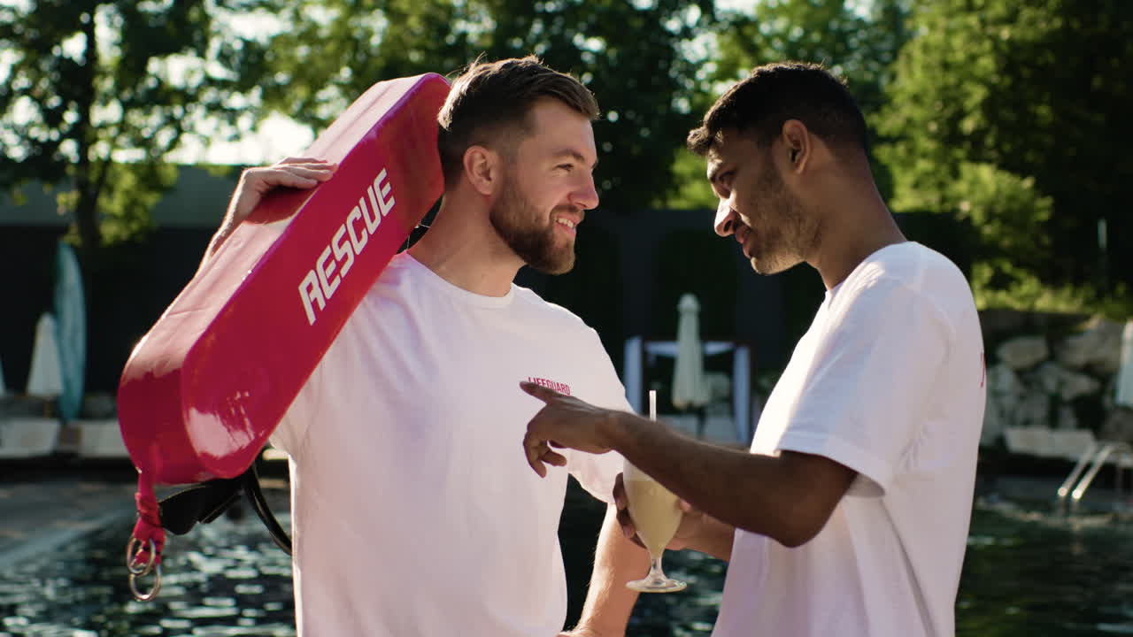 수영장 에서 얘기하는 구명병들